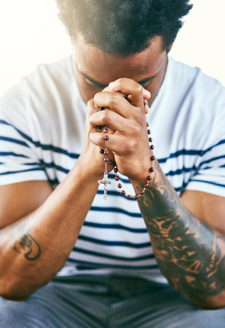 Photo hands rosary and praying man with religion gratitude and connection with cross necklace and faith person christian jewellery and spiritual meditation for forgiveness peace or praise in morning