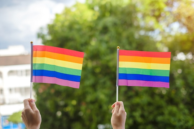 Foto mani che mostrano la bandiera arcobaleno lgbtq