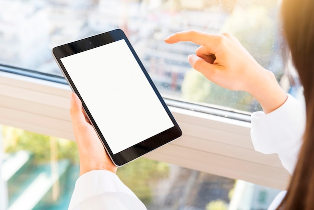 Photo hands showing a tablet with blank screen