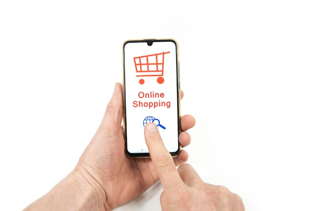 격리된 흰색 배경에 온라인 쇼핑을 위한 개방형 앱이 있는 스마트폰 손에