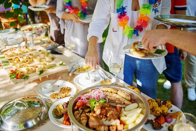 Foto le mani prendono il cibo a una festa