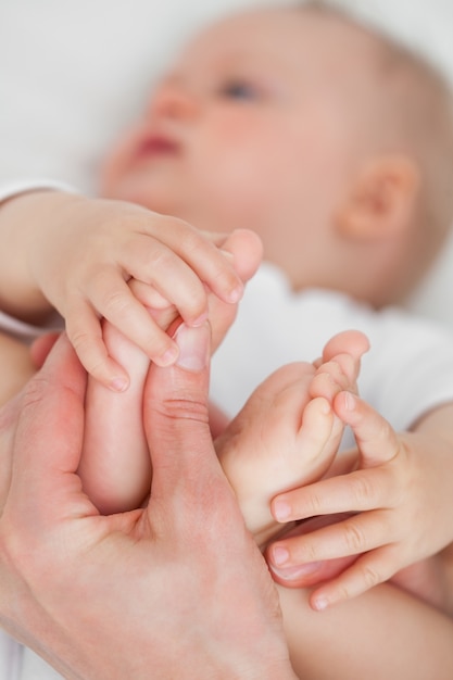 赤ちゃんの足に触れる手