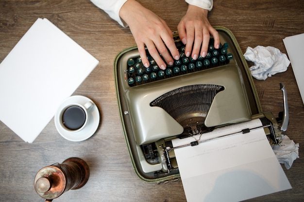 Hands on typing machine