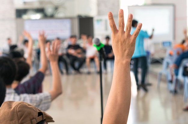 Foto mani in alto per il voto sulla riunione sfocato sullo sfondo