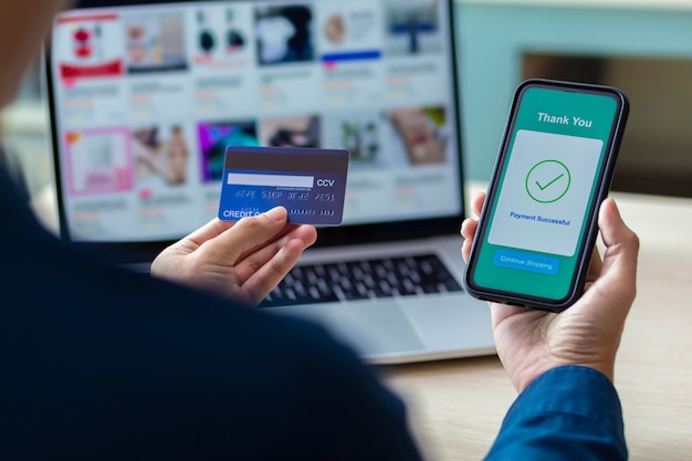 Руки, используя телефон и кредитную карту для онлайн-платежей