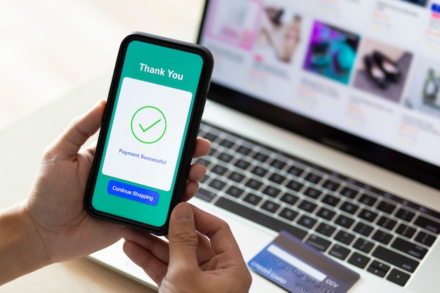 Foto mani usando uno smartphone per il pagamento online