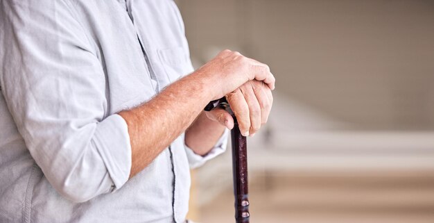 사진 건강 관리 지원 및 은퇴 지원을 위해 집에 있는 손 지팡이와 노인 파킨슨 관절염 및 뇌졸중 재활을 위한 근접 촬영 배너 및 장애 노인