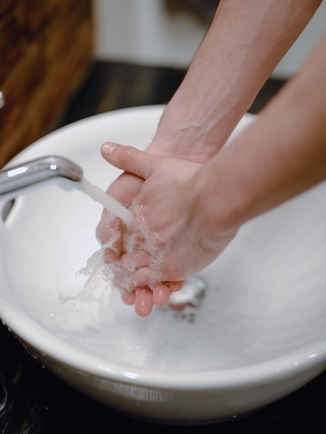 Foto procedura di lavaggio delle mani pulizia delle mani con sapone da virus e contaminazioni lavare le mani prima della cena