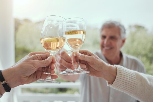 ワインと家族との再会 祝いや祝祭の休暇のために 家の玄関で 昼食 飲み物と飲み物 人と一緒に 家で一緒に笑顔 パーティーイベントや社交的な集会 休暇