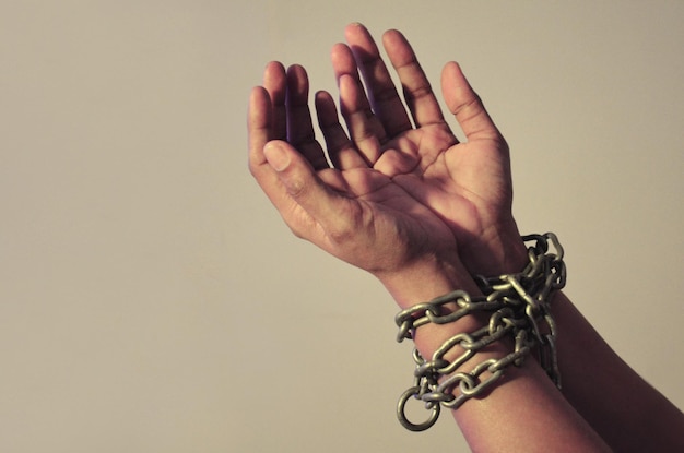 Фото Руки с наручниками