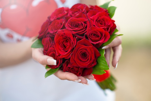 Hands with rings on the bouquet