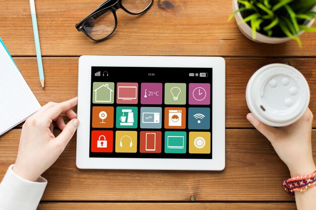 タブレットコンピュータのスマートホームアイコンで手を握る