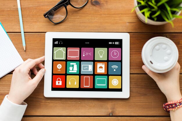 Foto mani con le icone della casa intelligente sul tablet