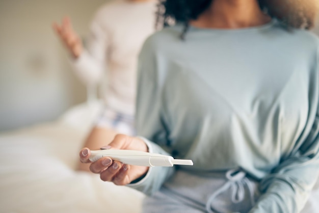 写真 妊娠検査のクローズアップと結果計画や家族を始めるためのニュースを手に女性とベッドを持ち、寝室のアパートでの女の子の検査と通知、出産の将来や赤ちゃんへの不安