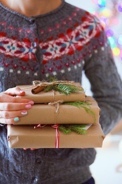 クリスマスのギフトボックスを持っている女性の手 クリスマス