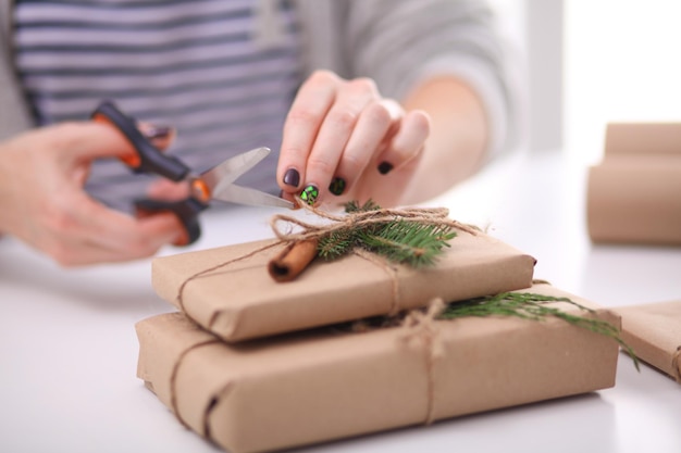 Foto mani della donna che tiene il contenitore di regalo di natale