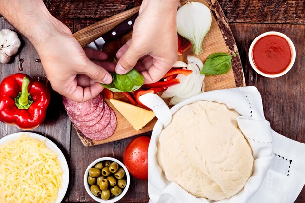 Foto le mani di una donna che prepara il cibo