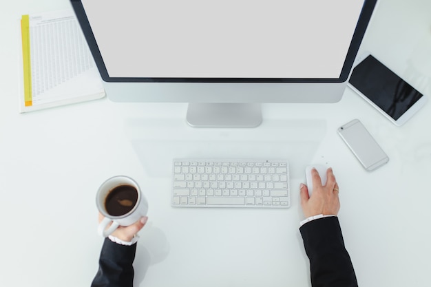 Photo hands of a woman working on her computer