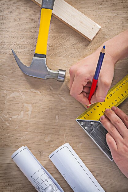 Foto le mani di un lavoratore nel lavoro si chiudono