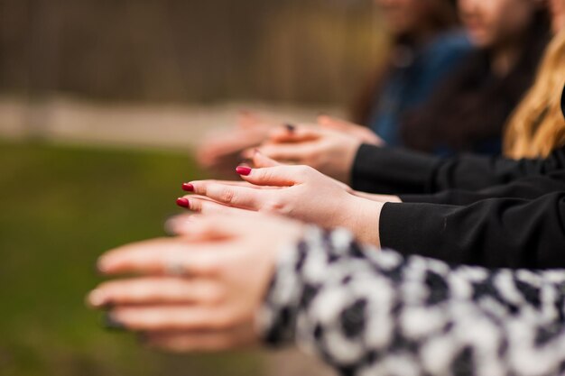 Photo hands of young people in the nature