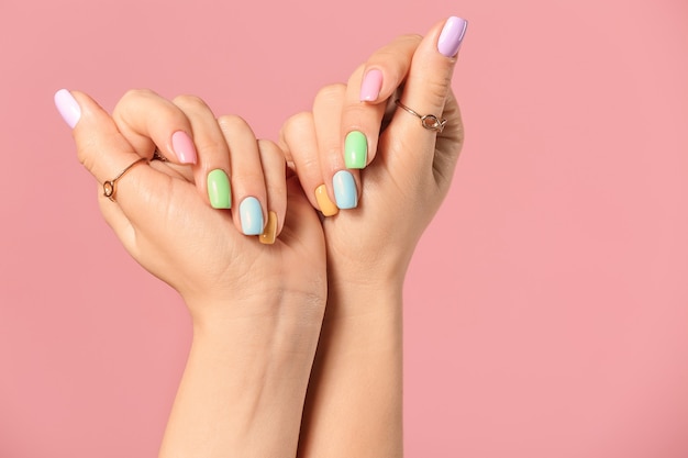 Photo hands of young woman with beautiful manicure