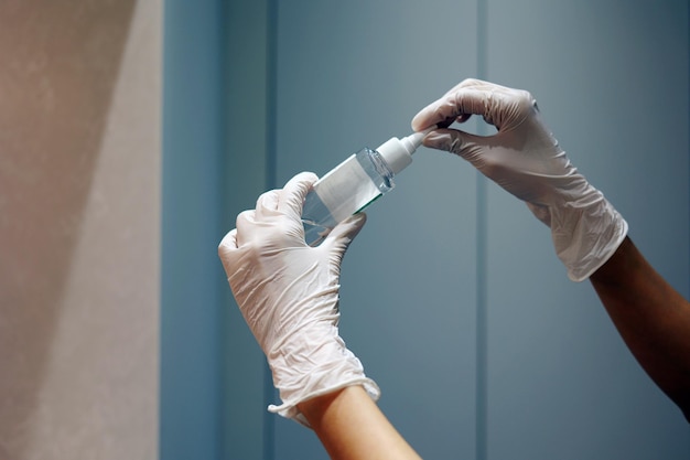 Foto handschoenen die de vloeibare fles in het laboratorium vasthouden