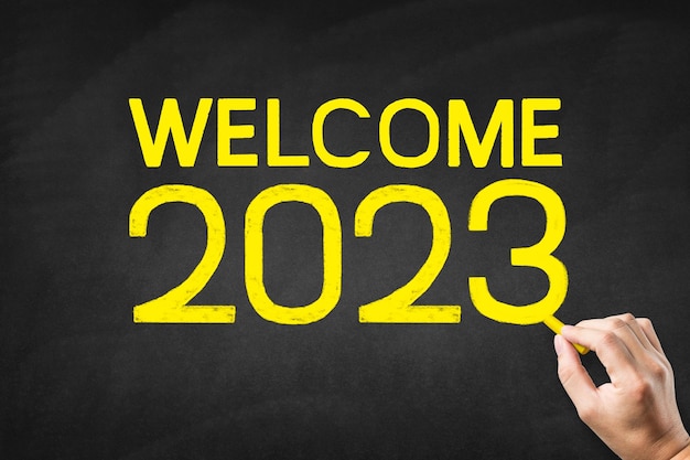 Handschrift 2023 op bord, aftellen naar 2023