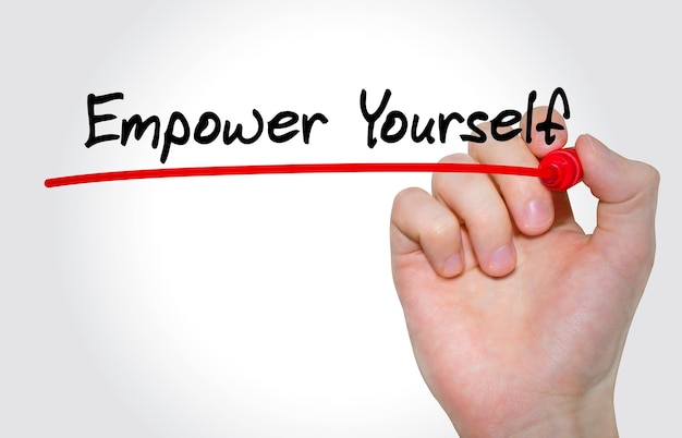 Foto handschrift inscriptie empower yourself met marker