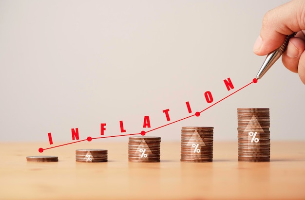 Handschrift verhogingsgrafiek op munten stapelen met pijl omhoog en percentageteken voor inflatiegroeiconcept