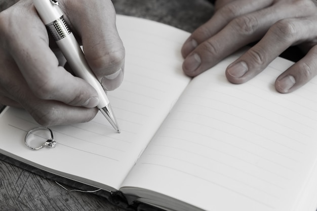 Handschrift wit pennotitieboekje met diamanten ring in het geheugen