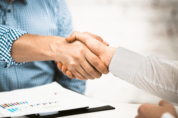 Foto stretta di mano dei soci commerciali, fine in su