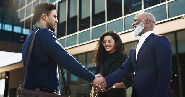 Foto stringere la mano alla città e alle persone d'affari felici per il reclutamento carriera e opportunità di assunzione collaborazione professionale e lavoratori stringere la mano per l'accordo grazie e affare b2b per il successo