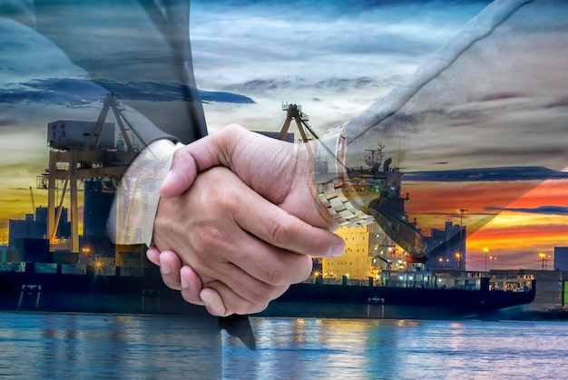 Handshake to investOil is a major energy fuel of the world oil refineries are working continuously and long to push the economyThe country's prosperityShining bright colors to create a beautiful