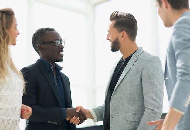 Foto stretta di mano al manager e al dipendente in ufficio nei giorni feriali