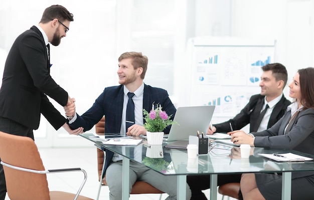 Stretta di mano manager e dipendente sul posto di lavoro