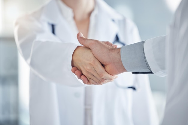 Handshake medisch en artsen hebben overeenstemming over het behandelplan of de diagnose van de ziekte van de patiënt in de kliniek Professionele verpleegkundige promotie of oplossing voor virusgeneeskunde of gezondheidszorg in het ziekenhuis
