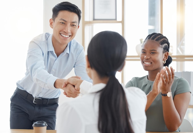 악수 사무실 및 회사 회의에서 파트너십 거래를 통한 성공 전문 b2b 계약 및 사무실 직장에서 박수 갈채와 함께 협상