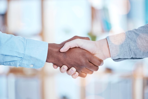 Handshake-partnerschap en overeenkomst tussen zakenmensen met teamsamenwerking en onboarding Werving en succes bij deal- of contractondersteuning en solidariteit tijdens het handen schudden
