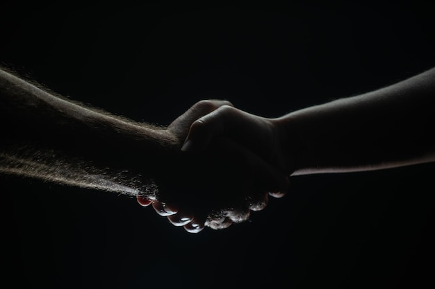 2人のパートナー間の握手合意男性の手は友情を迎える友好的な握手友人を救助します救助ジェスチャーまたは手を助けます