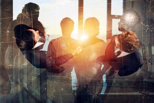 Foto persona di affari di handshaking nel concetto di ufficio di doppia esposizione di lavoro di squadra e partnership