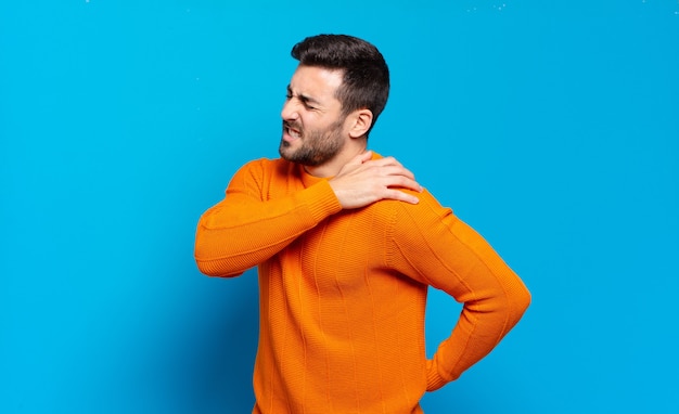 Foto bell'uomo biondo adulto che si sente stanco, stressato, ansioso, frustrato e depresso, che soffre di dolori alla schiena o al collo neck