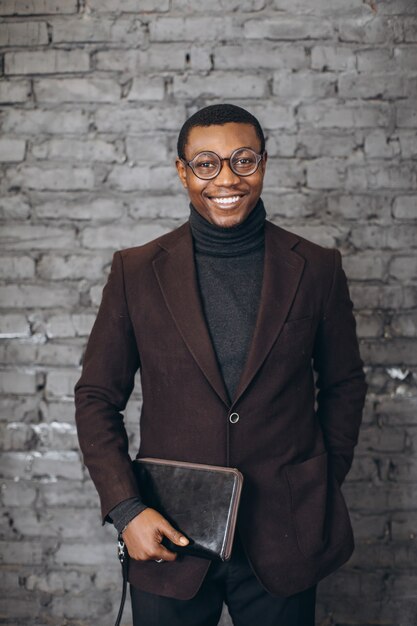 Photo handsome african american businessman in a modern office.