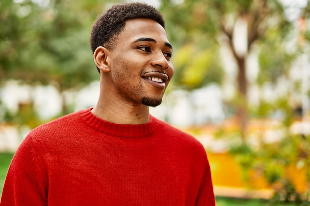 Photo handsome african american man outdoors