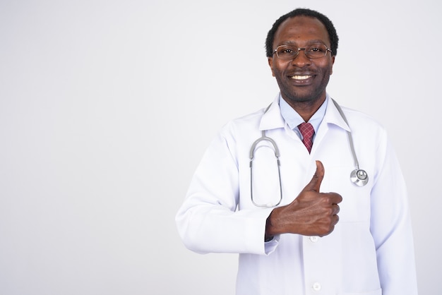 красивый африканский мужчина врач