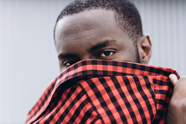 Foto bel uomo afro americano che copre il suo volto