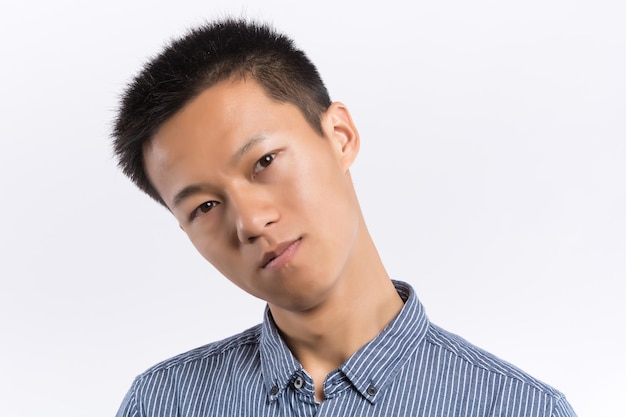 Photo handsome asian male in front of white background