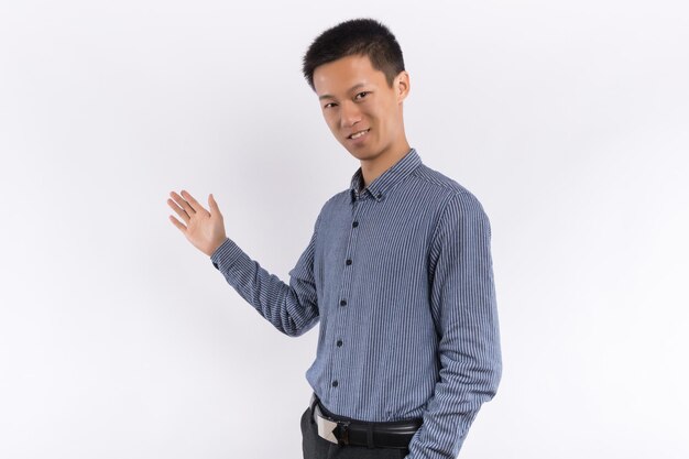白い背景の前で手を突き出してハンサムなアジア人男性