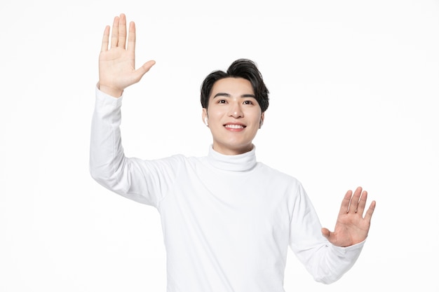 Foto bell'uomo asiatico in un maglione bianco