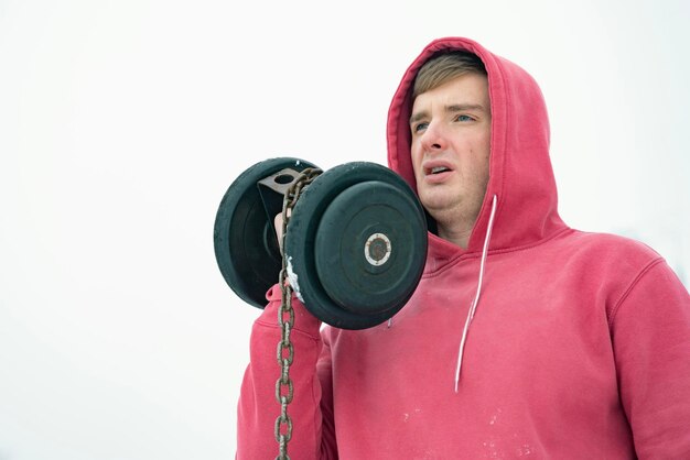 Foto atleta atletico bello dell'uomo di forma fisica che tende il ragazzo di sport che fa allenamento che esercita i muscoli con du