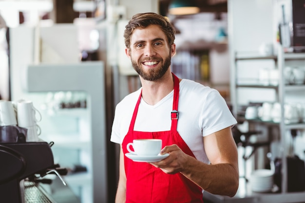 コーヒーのカップを持っているハンサムなバースト